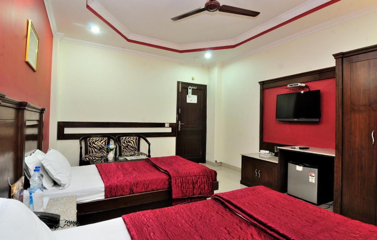 Hotel Maharaja Residency Джаландхар Екстериор снимка