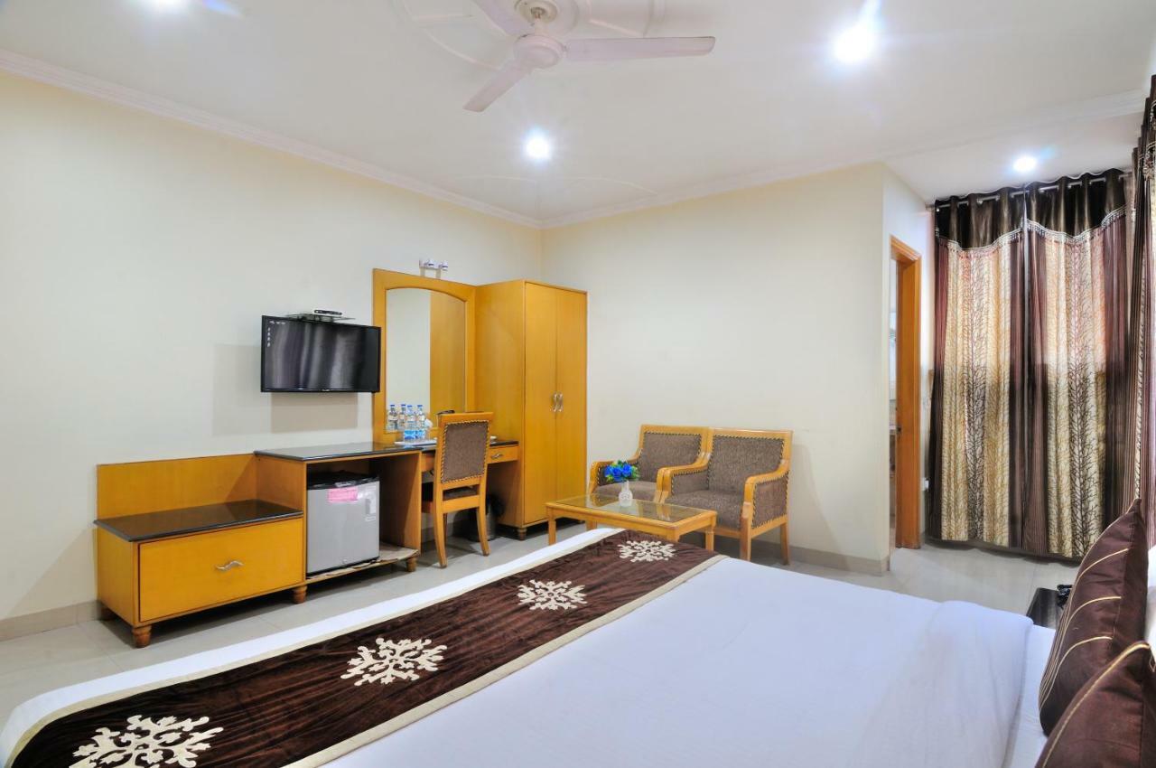 Hotel Maharaja Residency Джаландхар Екстериор снимка
