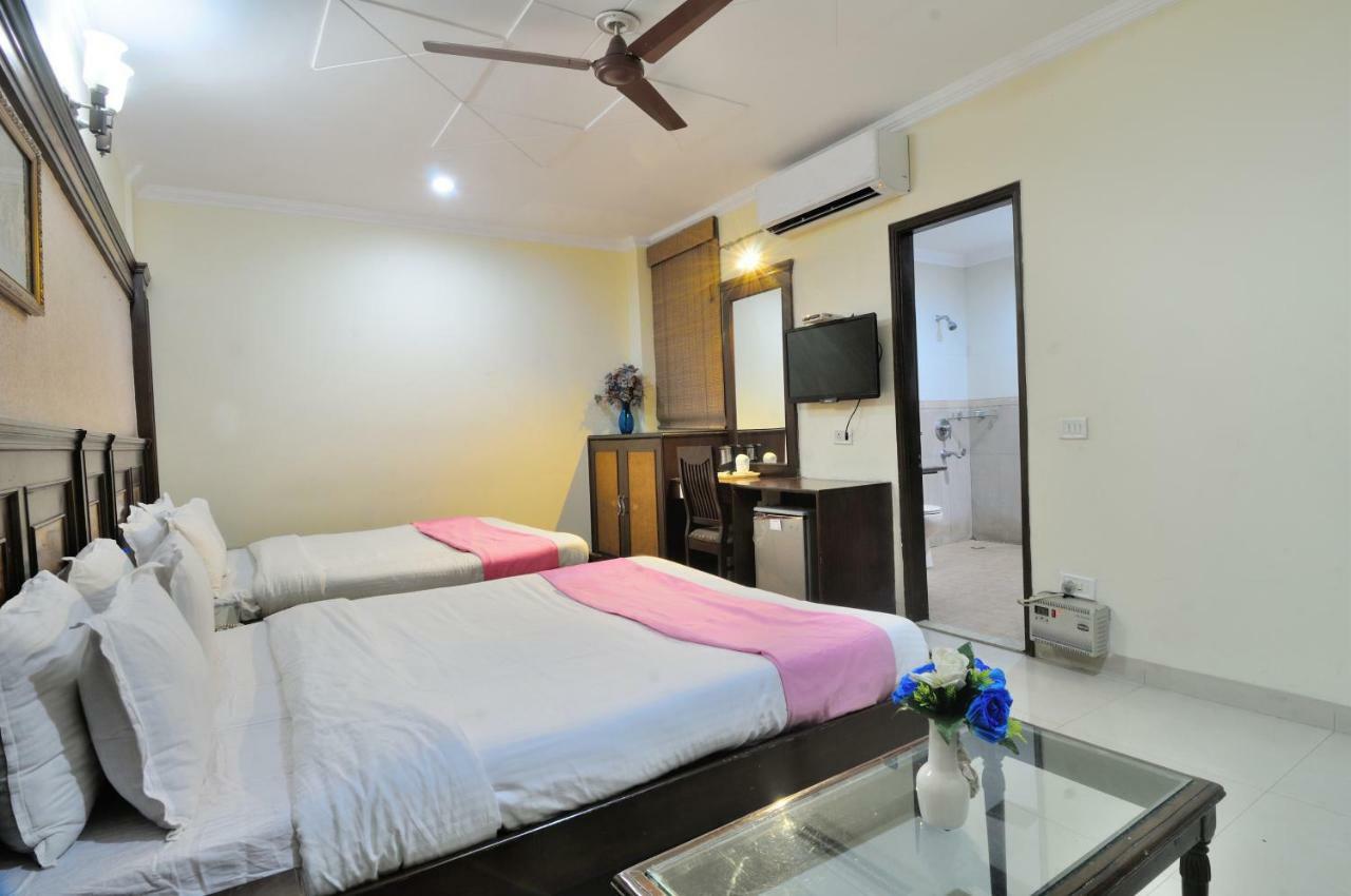 Hotel Maharaja Residency Джаландхар Екстериор снимка