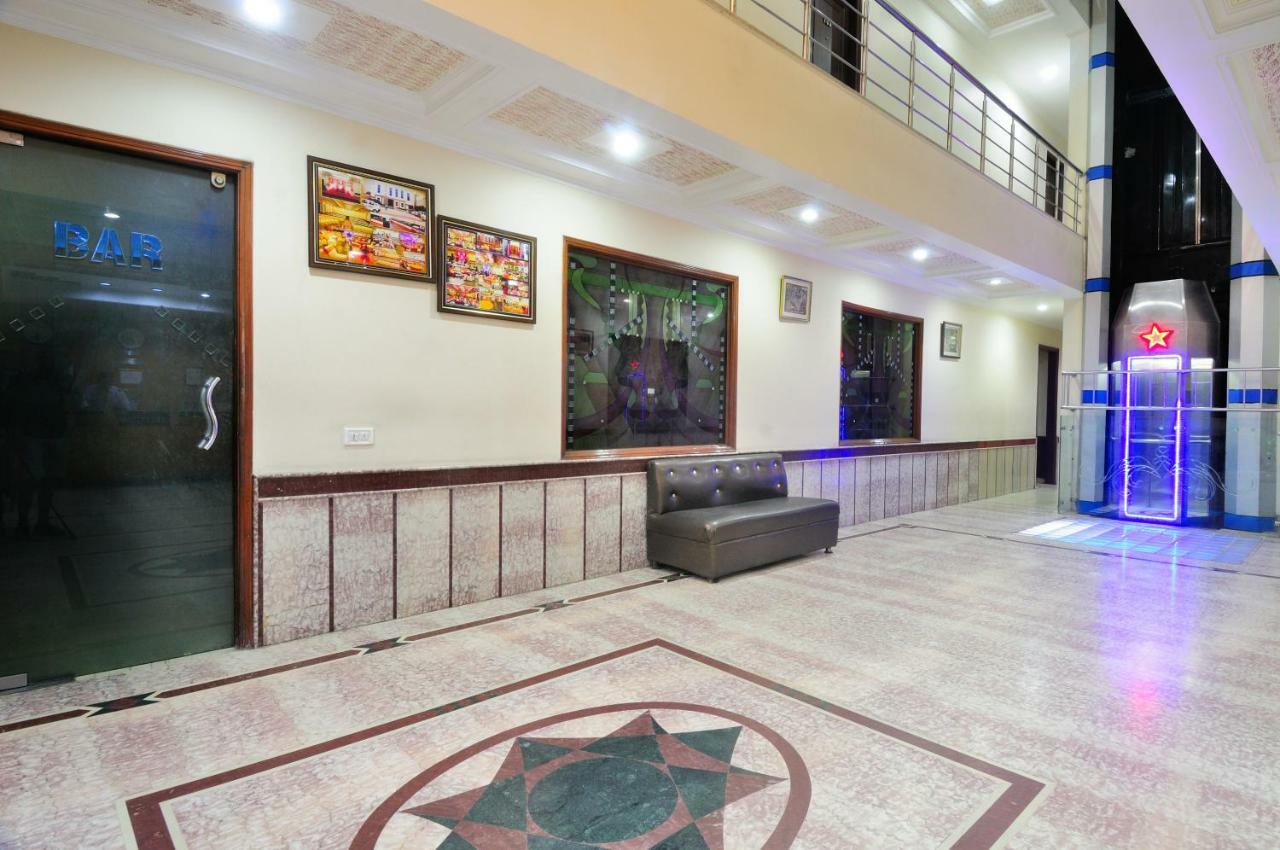 Hotel Maharaja Residency Джаландхар Екстериор снимка